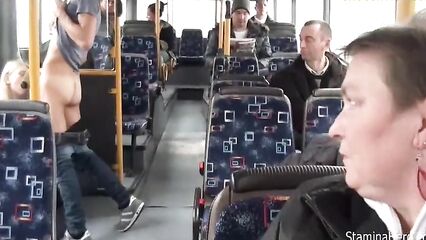 Парень публично трахнул блондинку в автобусе