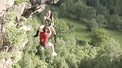 Экстремальный секс альпинистов в воздухе над пропастью