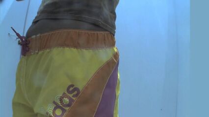 Скрытая камера в пляжной кабинке следит за девушками