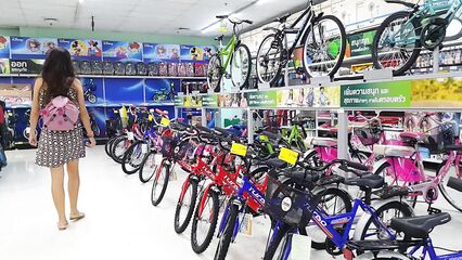 С анальной пробкой в заднице без трусиков на публике