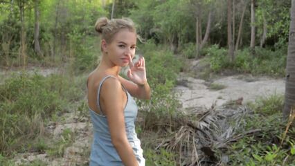 Блондинка отдалась на природе в очко и проглотила сперму