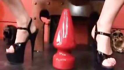 Мастурбация анала большими толстыми игрушками