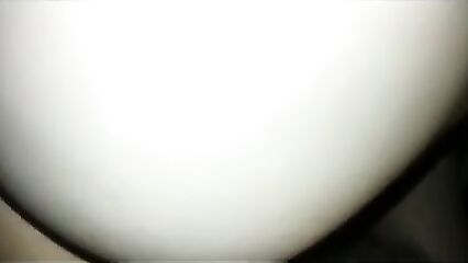 Жена красивой попкой насадилась раком на член