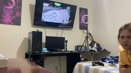 Подруга сосет член, пока я снимаю в GTA проститутку