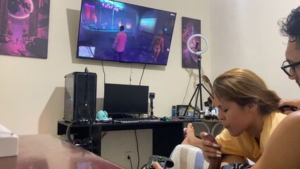 Подруга сосет член, пока я снимаю в GTA проститутку