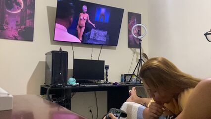 Подруга сосет член, пока я снимаю в GTA проститутку