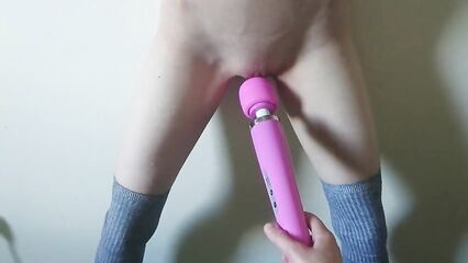 Мастурбация клитора вибратором худой сучке