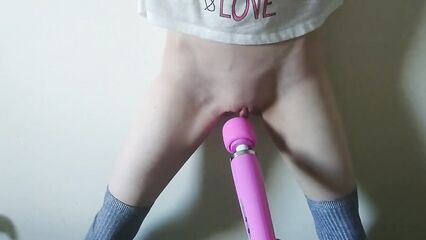 Мастурбация клитора вибратором худой сучке