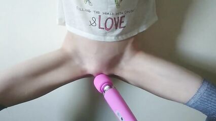 Мастурбация клитора вибратором худой сучке