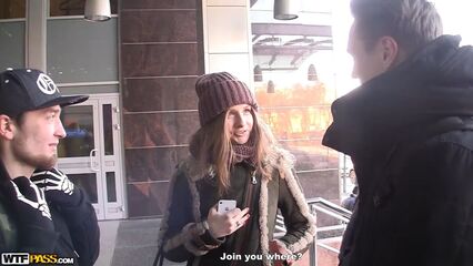 Русская шалава с улицы с двумя парнями в бане