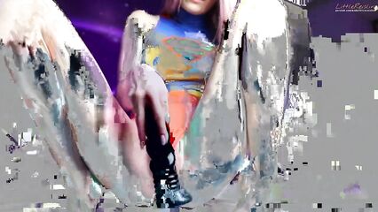 Длинноногая красотка в костюме супер девушки мастурбирует