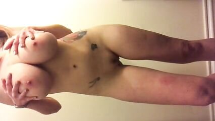 Зацените эти красивые большие натуральные сиськи!