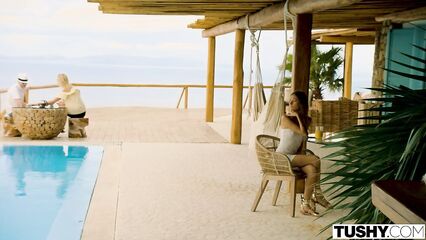 Зарядил в молоденькую тощую задницу большой толстый член