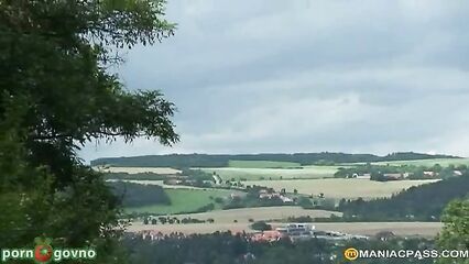 Молоденькая бегунья присоединилась к старикам в посадке