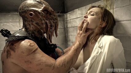 Безжалостное чудовище трахает в анал своего создателя