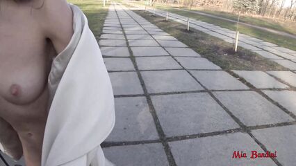 Домашнее порно: Публичный секс в городском парке с Миа Бандини